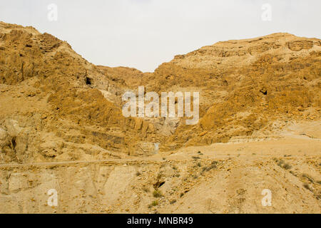 L'aride désert montagneux à Qumrân Le site archéologique historique de la mer Morte en Israël Banque D'Images