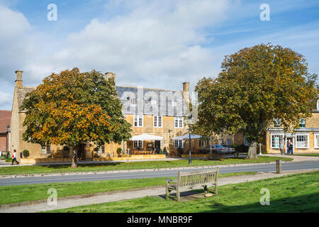 Style traditionnel en pierre de Cotswold bâtiments locaux dans High Street, Broadway, un joli village dans la région des Cotswolds Worcestershire, le sud-ouest de l'Angleterre Banque D'Images