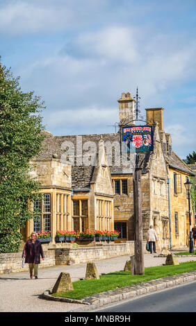 L'affiche à l'extérieur nom Lygon Arms, un hôtel célèbre à Broadway, un joli village traditionnel dans les Cotswolds, Worcestershire, le sud-ouest de l'Angleterre Banque D'Images