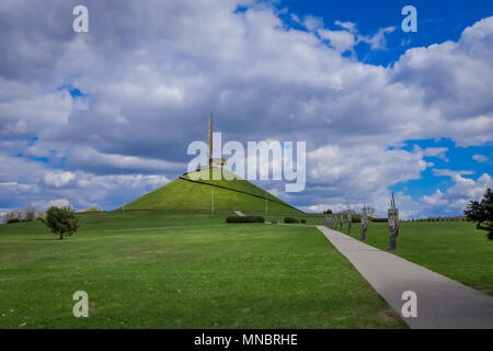 MINSK, BELARUS - 01 MAI 2018 : Superbe vue sur le complexe architectural et sculptural avec la stèle, Minsk-Hero Ville et le Musée de la Grande Guerre Patriotique à Minsk Banque D'Images