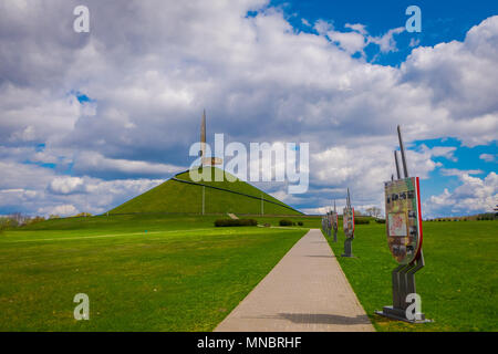 MINSK, BELARUS - 01 MAI 2018 : Superbe vue sur le complexe architectural et sculptural avec la stèle, Minsk-Hero Ville et le Musée de la Grande Guerre Patriotique à Minsk Banque D'Images