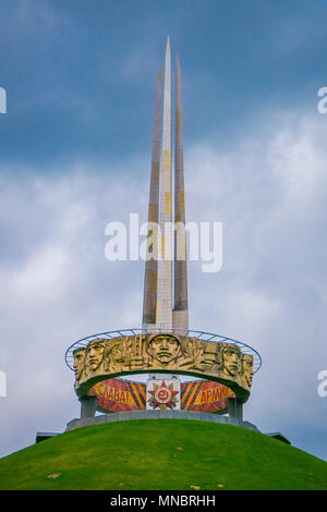 MINSK, BELARUS - 01 MAI 2018 : Superbe vue sur le complexe architectural et sculptural avec la stèle, Minsk-Hero Ville et le Musée de la Grande Guerre Patriotique à Minsk Banque D'Images