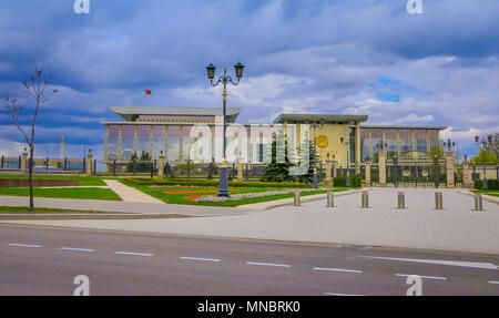 MINSK, BELARUS - 01 MAI 2018 : le Palais de la République du Bélarus est un centre culturel et d'affaires situé sur la place d'Octobre de Minsk. Banque D'Images