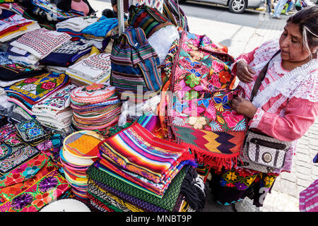 Mexico, Ciudad de, District fédéral, Distrito DF D.F.CDMX,Mexicain Hispanic Del Carmen,Mercado de Coyoacan,vendeur marché, folk ar Banque D'Images