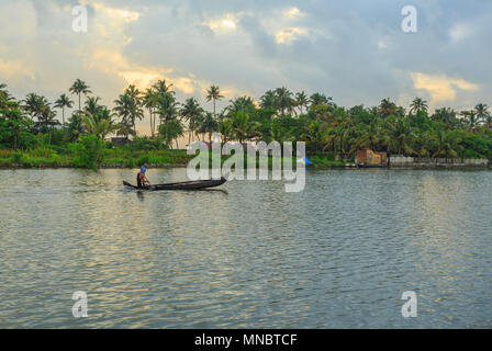Le bateau d'aviron pêcheur - au backwater Cherai (Kerala) Banque D'Images