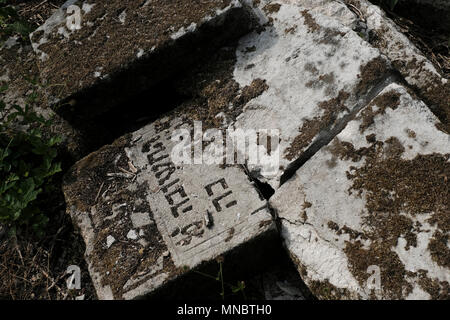 Une tombe écrasée et profanée au cimetière juif l'un des plus grands cimetières juifs d'Europe dans la ville de Chisinau également connue sous le nom de Kishinev, la capitale de la République de Moldova Banque D'Images