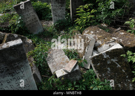 Sépultures et tombes détruites au cimetière juif, l'un des plus grands cimetières juifs d'Europe dans la ville de Chisinau, également connue sous le nom de Kishinev, la capitale de la République de Moldova Banque D'Images