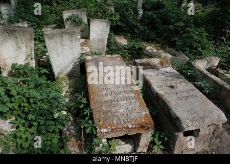 Vieilles pierres tombales au cimetière juif l'un des plus grands cimetières juifs en Europe dans la ville de Chisinau, également connu sous le nom de Kichinev la capitale de la République de Moldova Banque D'Images