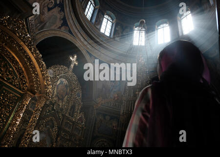 Un adorateur orthodoxe priant à l'intérieur de la cathédrale de la Nativité du Christ (Roumain : Mitropolitana Catedrala Nasterea orthodoxe) la cathédrale principale de l'Église orthodoxe moldave dans la ville de Chisinau, également connu sous le nom de Kichinev la capitale de la République de Moldova Banque D'Images