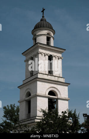 Vue sur le beffroi de la cathédrale de la Nativité du Christ (Roumain : Mitropolitana Catedrala Nasterea orthodoxe) la cathédrale principale de l'Église orthodoxe moldave construit dans les années 1830, à une conception néo-classique dans la ville de Chisinau, également connu sous le nom de Kichinev la capitale de la République de Moldova Banque D'Images