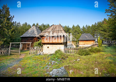 Sirogojno Ethno-village (l'ancien Village Museum) dans le coucher du soleil, Zlatibor mountain, la Serbie. Banque D'Images