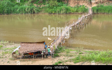 Pont de bambou sur la rivière Nam Kahn, près de son confluent avec le Mékong à Luang Prabang au Laos Banque D'Images