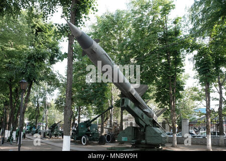 Un système de missiles sol-air S-75 Dvina de conception soviétique ainsi que toutes sortes d'armes militaires de l'ère soviétique exposées dans la cour du Musée militaire de la ville de Chisinau, également connue sous le nom de Kishinev, capitale de la République de Moldavie Banque D'Images