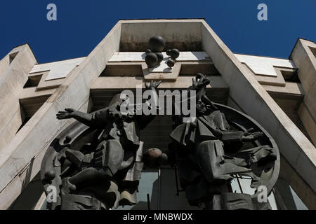 Une grande sculpture groupe créé par le sculpteur Matvey Levinson (1988) qui présente l'image de deux clowns - saltimbanques, qui accueille les visiteurs avec un sourire installée au-dessus de l'entrée principale du bâtiment du cirque de l'ère communiste dans la ville de Chisinau, également connu sous le nom de Kichinev la capitale de la République de Moldova Banque D'Images