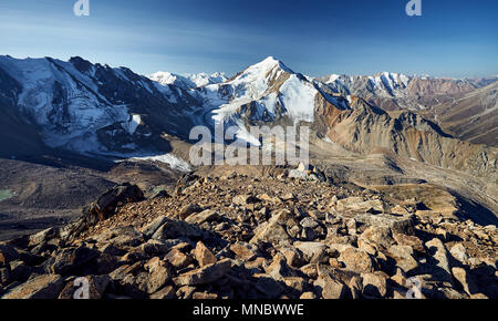 Reconnaissant le mont enneigé Sovetov entre les roches d'ossature au lever du soleil dans les montagnes Shan Tyan au Kazakhstan Banque D'Images