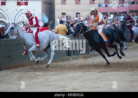 Via de la girafe et l'unicorn, la course, Palio de Sienne, Sienne, Toscane, Italie, Europe Banque D'Images