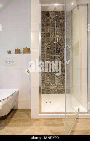 White salle de bains avec douche, toilettes et de parquet en bois Banque D'Images
