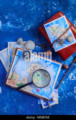 Voyages en mer et la peinture concept. Carte fantaisie aquarelle sur cuir couvrir le capitaine revues avec une loupe sur un fond bleu marine avec l'exemplaire Banque D'Images