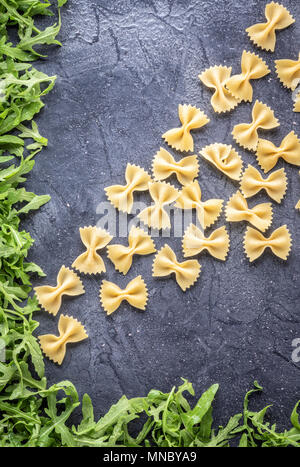 Contexte alimentaire Pâtes alimentaires non cuites Macaroni Farfalle Banque D'Images