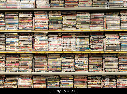 DVD empilés sur des tablettes en cash Converters de prêts sur gages. UK Banque D'Images