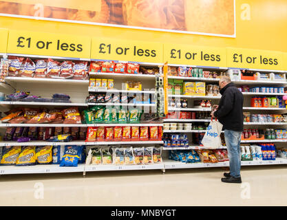 £1 ou moins allée de supermarché Tesco. UK Banque D'Images