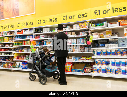 £1 ou moins allée de supermarché Tesco. UK Banque D'Images