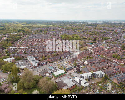 Maisons aérienne britannique résidentiel Drone Angleterre Vue ci-dessus d'Ciel Bleu d'été Banque D'Images