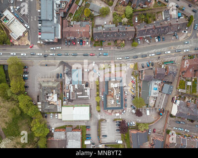 Maisons aérienne britannique résidentiel Drone Angleterre Vue ci-dessus d'Ciel Bleu d'été Banque D'Images