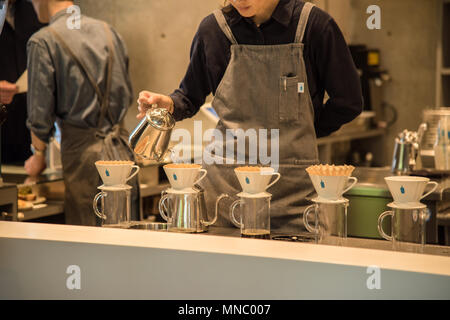 Minamiaoyama, JAPON - 23 Avril 2018 : Blue Bottle Coffee shop À TOKYO, JAPON. Banque D'Images