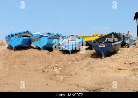 Bateaux de pêche marocaines tiré vers le haut sur la plage et juste à l'extérieur des cabanes de pêche Tagazoute Maroc Banque D'Images