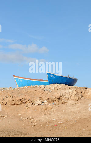 Bateaux de pêche marocaines tiré vers le haut sur la plage et juste à l'extérieur des cabanes de pêche Tagazoute Maroc Banque D'Images