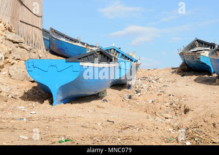 Bateaux de pêche marocaines tiré vers le haut sur la plage et juste à l'extérieur des cabanes de pêche Tagazoute Maroc Banque D'Images