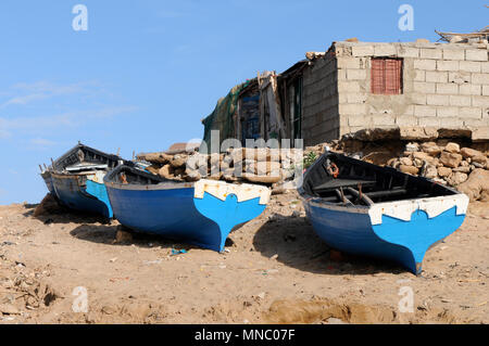 Bateaux de pêche marocaines tiré vers le haut sur la plage et juste à l'extérieur des cabanes de pêche Tagazoute Maroc Banque D'Images