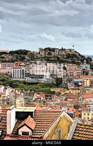 Vue sur les toits et les bâtiments de château São Jorge à Lisbonne à l'horizon Banque D'Images