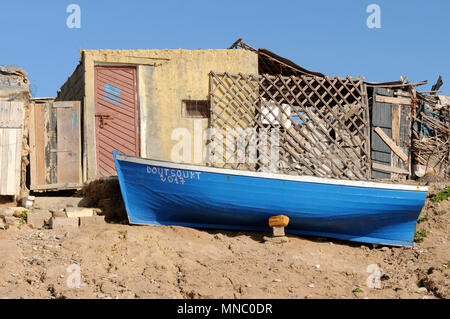 Bateaux de pêche marocaines tiré vers le haut sur la plage et juste à l'extérieur des cabanes de pêche Tagazoute Maroc Banque D'Images