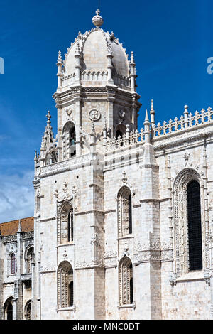 Dome au-dessus de l'entrée de l'église de Santa Maria et le cloître du Monastère des Hiéronymites à Lisbonne Banque D'Images