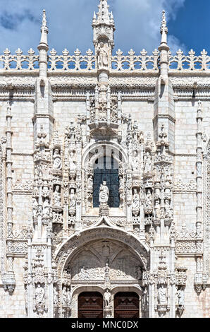 Portail sud de l'église de Santa Maria de Belém au Monastère des Hiéronymites à Belém, Lisbonne Banque D'Images