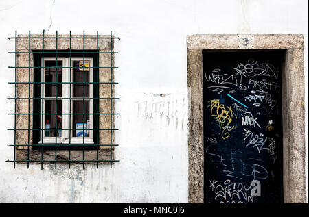 Porte et fenêtre barrée d'une petite maison dans une ruelle dans le Bairro Alto, Lisbonne Banque D'Images