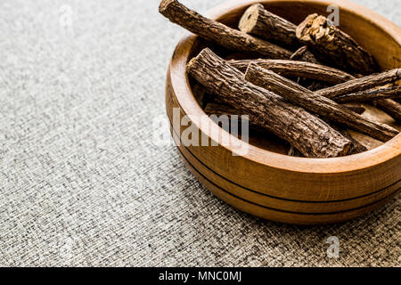 Bâtons de réglisse séché à bol en bois / Meyan Koku. Concept organique. Banque D'Images
