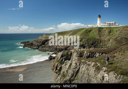 Killantringan Phare près de Portpatrick sur le chemin des hautes terres du Sud. Walker au sommet des falaises bordant la baie à Portamaggie ooking à travers le chenal du nord de th Banque D'Images