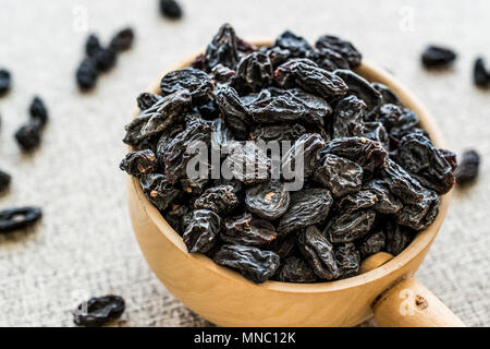 Raisins secs bio ou raisin de louche en bois. Concept d'aliments biologiques. Banque D'Images