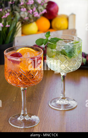 Deux cocktails à la vodka, fraises, Menthe et citron dans les verres sur le bar Banque D'Images