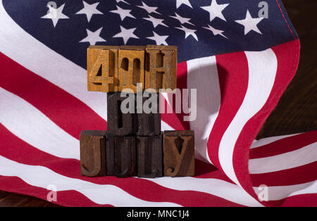 '4 juillet' signer à l'aide d'une lettre en bois blocs sur la United States flag-concept de vacances américain Banque D'Images