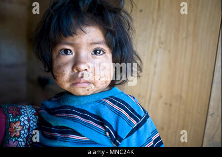 Une fille autochtones mayas dans Aqua Escondida, Solola, Guatemala. Banque D'Images