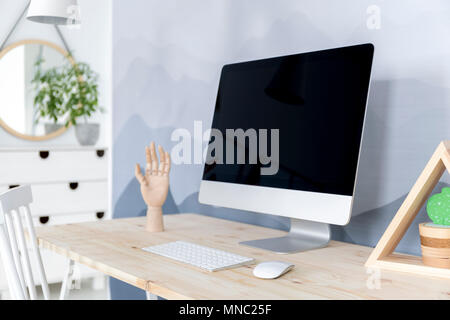 Close-up of computer monitor sur bureau en bois avec clavier et souris blanche à l'intérieur de l'espace de travail Banque D'Images