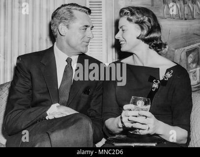 Cary Grant, Ingrid Bergman, Dorchester Hotel, Londres 1957 Banque D'Images