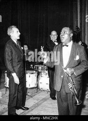 Jean Cocteau et Louis Armstrong, grand prix national du disque, Nice, 1961 Banque D'Images