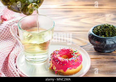 Tasse de thé vert chaud avec des boissons glacées donut Banque D'Images