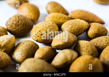 Amandes fraîches en coque close up shot Banque D'Images
