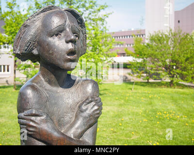 VILNIUS, LITUANIE - 3 mai 2018 : 'Mère' (alias 'gel' fille) sculpture de Romas Kvintas Banque D'Images